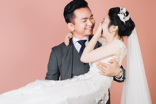 MC Hạnh Phúc VTV tiết lộ về vợ và đám cưới bị hoãn 2 lần - Ảnh 2.