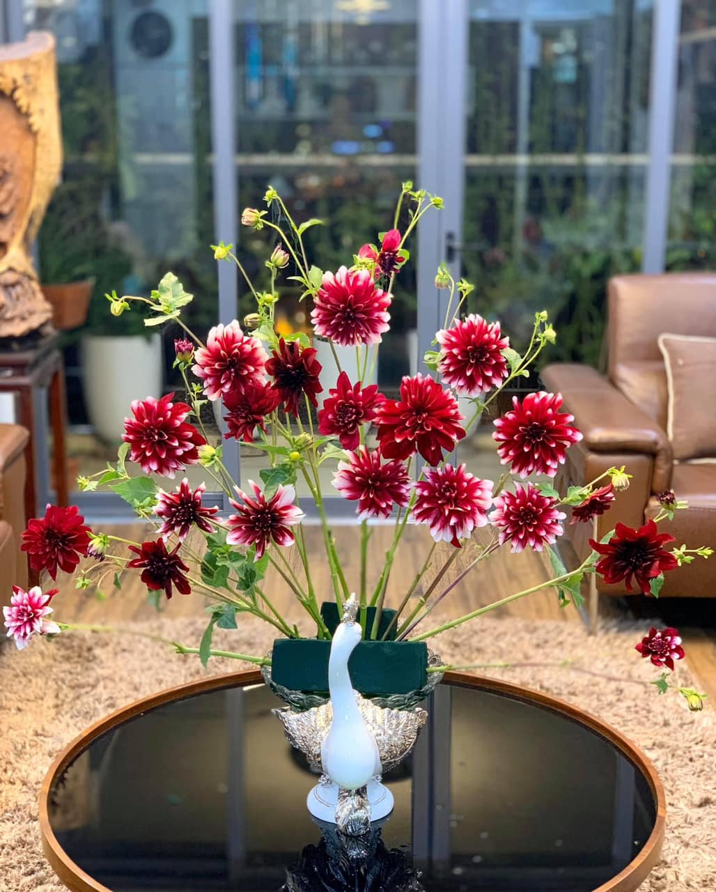 1001 c&aacute;ch cắm hoa d&aacute;ng chim c&ocirc;ng từ mẹ đảm, nh&igrave;n kết quả lung linh ai cũng trầm trồ! - Ảnh 12.