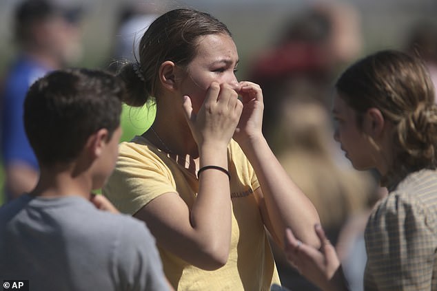 Nữ sinh lớp 6 xả súng ở trường học Mỹ khiến 3 người bị thương, học sinh và phụ huynh hoảng loạn tột độ - Ảnh 7.