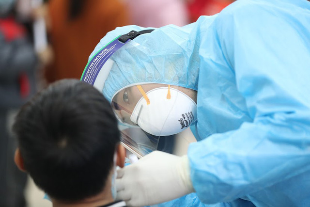 Thần tốc lấy 2.000 mẫu xét nghiệm ở Bệnh viện K cơ sở Tân Triều - Ảnh 2.