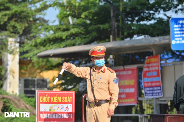 Lo ngại cách ly, đoàn rước dâu quay xe khi gần tới nhà trai ở Thuận Thành - Ảnh 2.