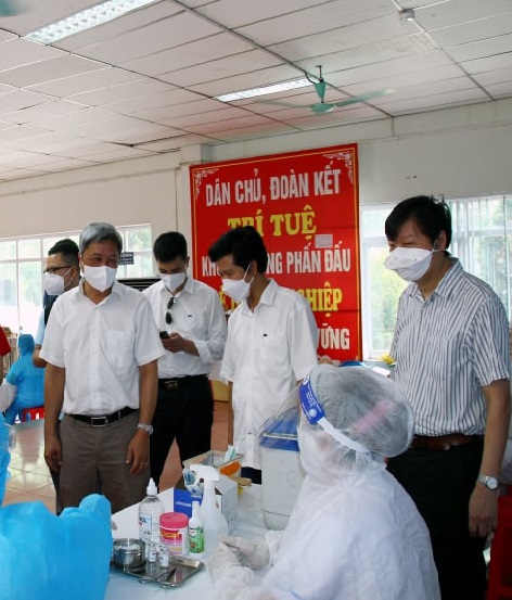 Thứ trưởng Nguyễn Trường Sơn đề nghị Bắc Giang đẩy nhanh tiến độ và đảm bảo an toàn tiêm vaccine COVID-19 cho người dân - Ảnh 3.