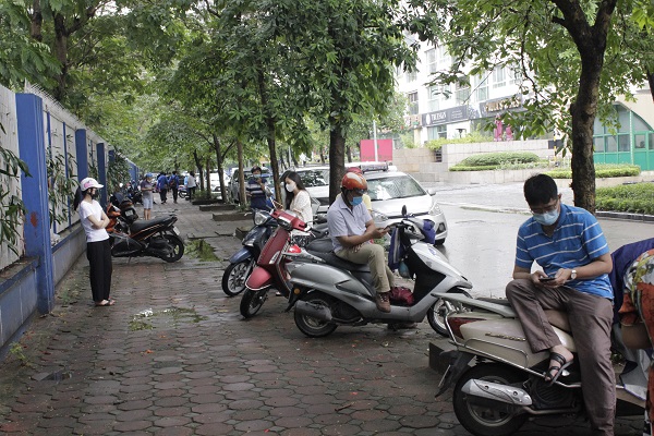 Sáng nay đưa con đi thi vào lớp 10, nhiều phụ huynh tại Hà Nội cảm thấy áp lực hơn cả vào đại học - Ảnh 8.