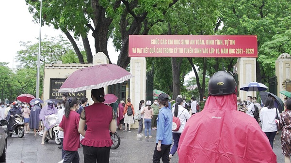 Sáng nay đưa con đi thi vào lớp 10, nhiều phụ huynh tại Hà Nội cảm thấy áp lực hơn cả vào đại học - Ảnh 4.