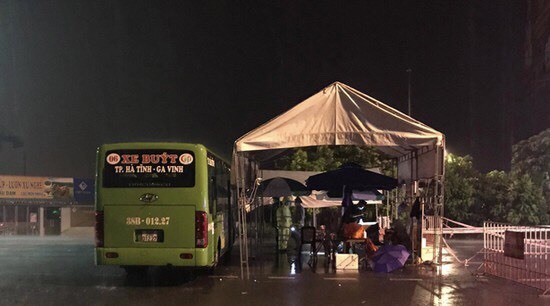 Mưa lớn, Hà Tĩnh điều xe buýt làm chỗ trú mưa cho lực lượng chốt trực phòng, chống dịch - Ảnh 3.