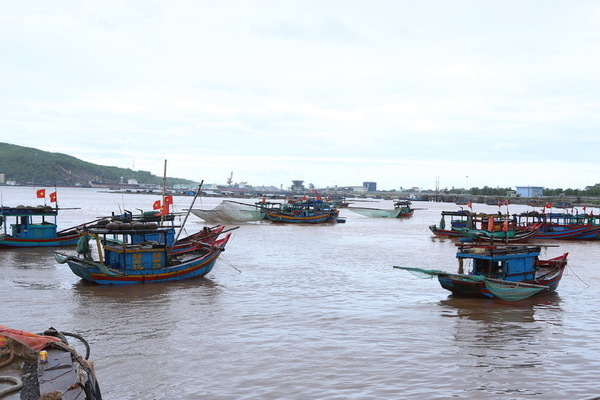 Hai ngư dân Thanh Hóa mất tích trên đường vào bờ tránh bão số 2 - Ảnh 1.