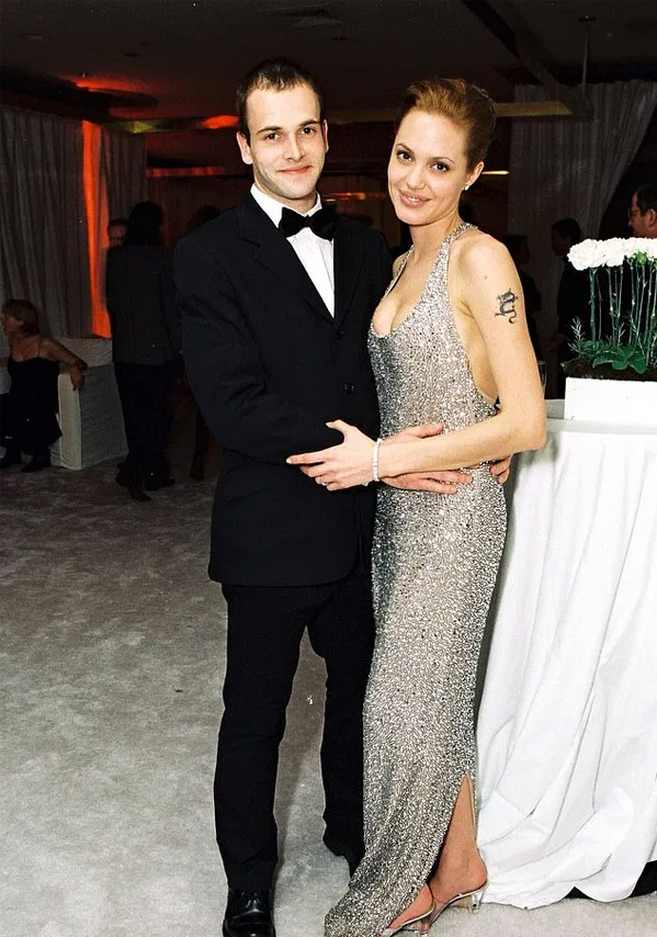 Angelina Jolie đến thăm chồng cũ - Ảnh 4.
