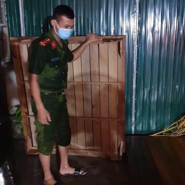 Lực lượng chức năng Hà Tĩnh đội mưa chống dịch COVID-19 trong đêm - Ảnh 1.