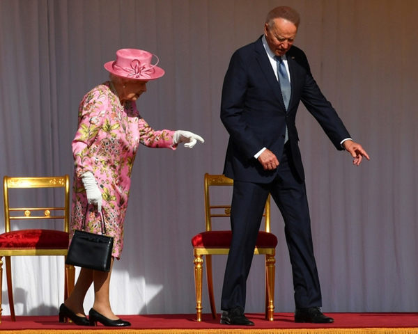 Hình ảnh Nữ hoàng Anh rạng rỡ đón vợ chồng Tổng thống Mỹ Joe Biden - Ảnh 9.