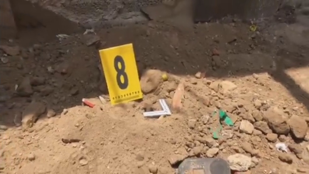 Việc phát hiện hơn 3.000 mẩu xương dưới căn nhà của kẻ giết người đã gây chấn động dư luận Mexico. - Ảnh 8.