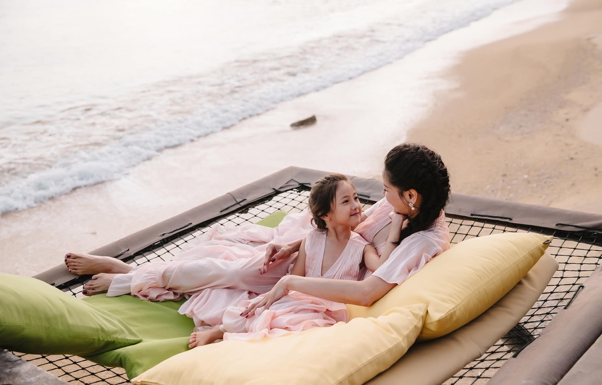 Hãy cùng nhìn ngắm Hà Kiều Anh và con gái ước mơ ngắm hoàng hôn trên bãi biển xinh đẹp. Đó là một khoảnh khắc đầy cảm hứng và tình cảm gia đình. Hãy đến xem và cùng thưởng thức khoảnh khắc đầy ý nghĩa này.