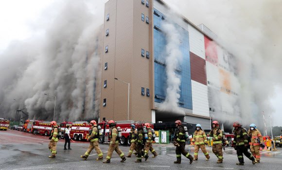 Thảm họa nối tiếp tại Hàn Quốc: Cháy kho hàng hơn 19 tiếng tạo nên cảnh kinh hoàng, nhân viên cứu hỏa mắc kẹt còn tòa nhà có nguy cơ đổ sập - Ảnh 2.