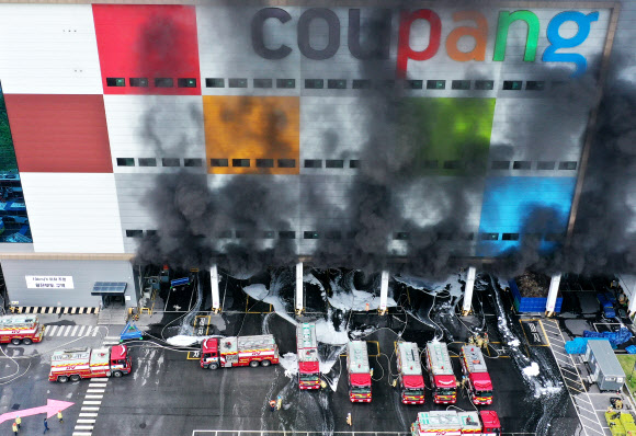 Thảm họa nối tiếp tại Hàn Quốc: Cháy kho hàng hơn 19 tiếng tạo nên cảnh kinh hoàng, nhân viên cứu hỏa mắc kẹt còn tòa nhà có nguy cơ đổ sập - Ảnh 3.