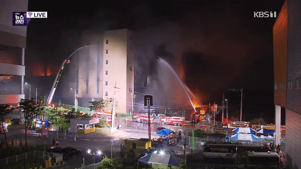Thảm họa nối tiếp tại Hàn Quốc: Cháy kho hàng hơn 19 tiếng tạo nên cảnh kinh hoàng, nhân viên cứu hỏa mắc kẹt còn tòa nhà có nguy cơ đổ sập - Ảnh 14.