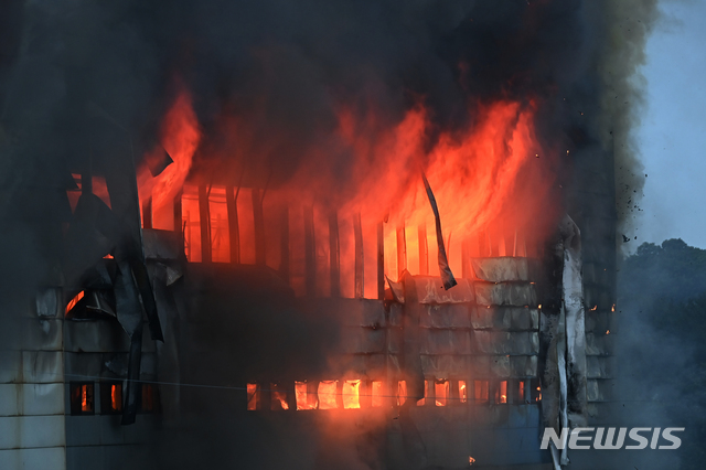 Thảm họa nối tiếp tại Hàn Quốc: Cháy kho hàng hơn 19 tiếng tạo nên cảnh kinh hoàng, nhân viên cứu hỏa mắc kẹt còn tòa nhà có nguy cơ đổ sập - Ảnh 12.