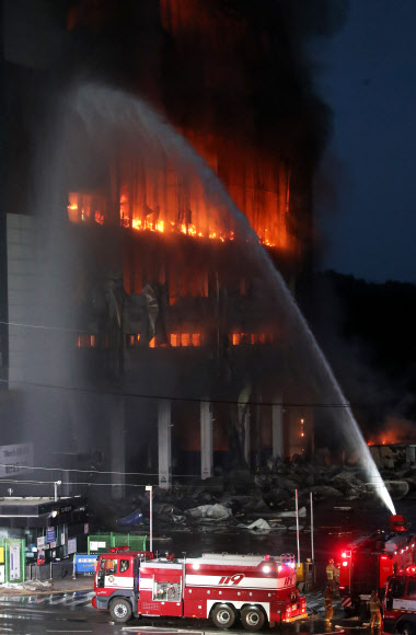 Thảm họa nối tiếp tại Hàn Quốc: Cháy kho hàng hơn 19 tiếng tạo nên cảnh kinh hoàng, nhân viên cứu hỏa mắc kẹt còn tòa nhà có nguy cơ đổ sập - Ảnh 13.