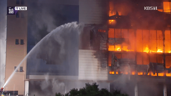 Thảm họa nối tiếp tại Hàn Quốc: Cháy kho hàng hơn 19 tiếng tạo nên cảnh kinh hoàng, nhân viên cứu hỏa mắc kẹt còn tòa nhà có nguy cơ đổ sập - Ảnh 15.