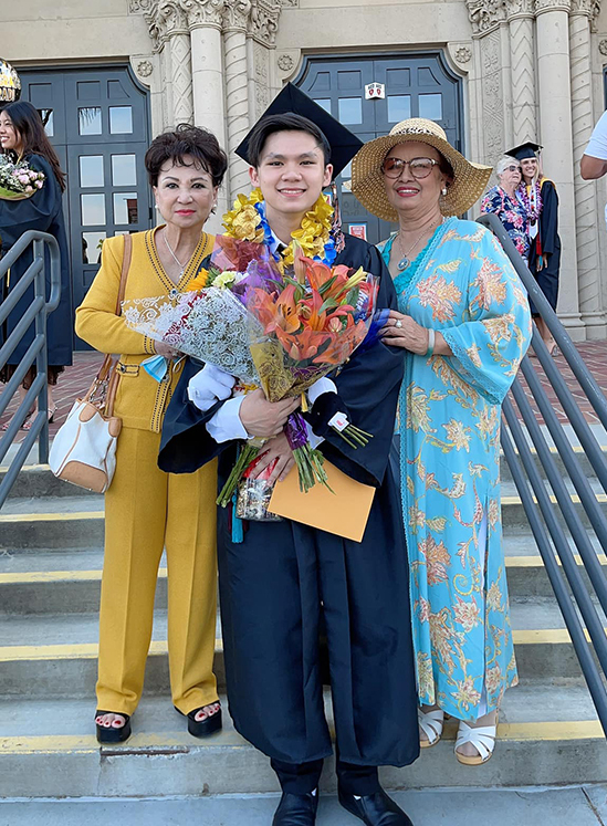 Đại gia đình mừng con trai Bằng Kiều tốt nghiệp trung học - Ảnh 4.