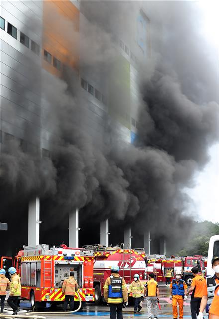 Thảm họa nối tiếp tại Hàn Quốc: Cháy kho hàng hơn 19 tiếng tạo nên cảnh kinh hoàng, nhân viên cứu hỏa mắc kẹt còn tòa nhà có nguy cơ đổ sập - Ảnh 4.