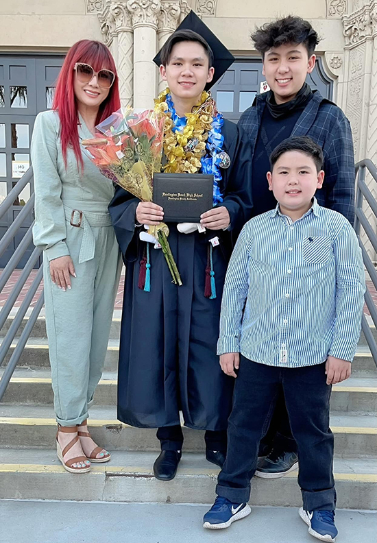 Đại gia đình mừng con trai Bằng Kiều tốt nghiệp trung học - Ảnh 8.