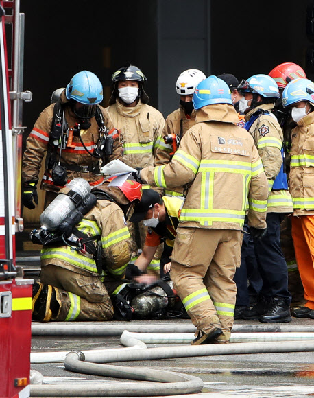 Thảm họa nối tiếp tại Hàn Quốc: Cháy kho hàng hơn 19 tiếng tạo nên cảnh kinh hoàng, nhân viên cứu hỏa mắc kẹt còn tòa nhà có nguy cơ đổ sập - Ảnh 9.