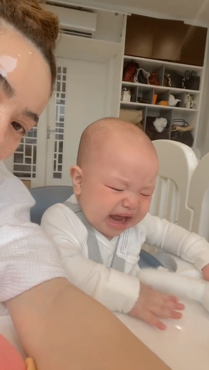 Leon nhà Hồ Ngọc Hà lúc khóc thét om sòm, khi làm mặt cà chớn trong lần đầu livestream - Ảnh 2.