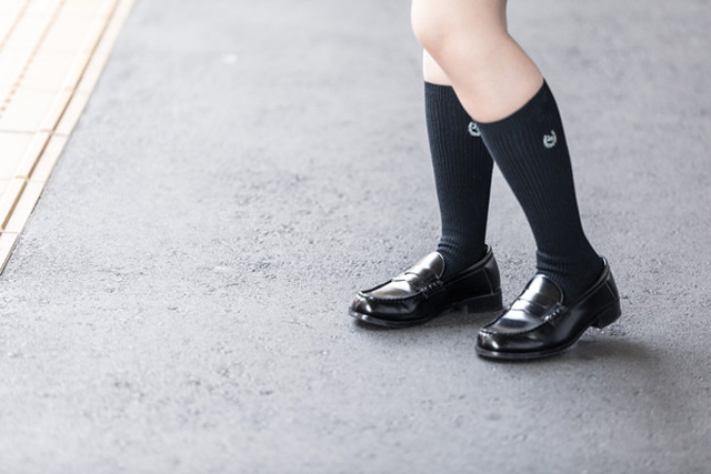 Nữ sinh mắc bệnh nhiễm khuẩn su&yacute;t dẫn đến bại liệt do bấm khuy&ecirc;n tai từ 3 th&aacute;ng trước - Ảnh 2.