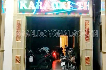 Sốc: Bất chấp dịch COVID-19, hai nữ nhân viên quán karaoke múa thoát y phục vụ 20 khách nam - Ảnh 1.