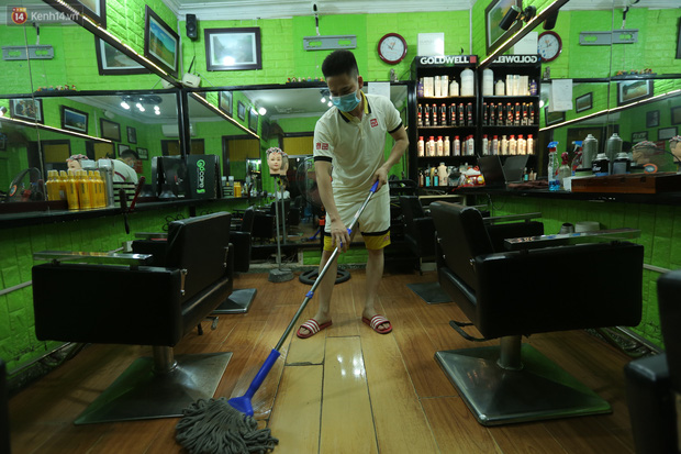 Chủ các hàng quán, tiệm tóc ở Hà Nội phấn khởi dọn dẹp xuyên đêm để chuẩn bị đón khách từ ngày 22/6 - Ảnh 2.
