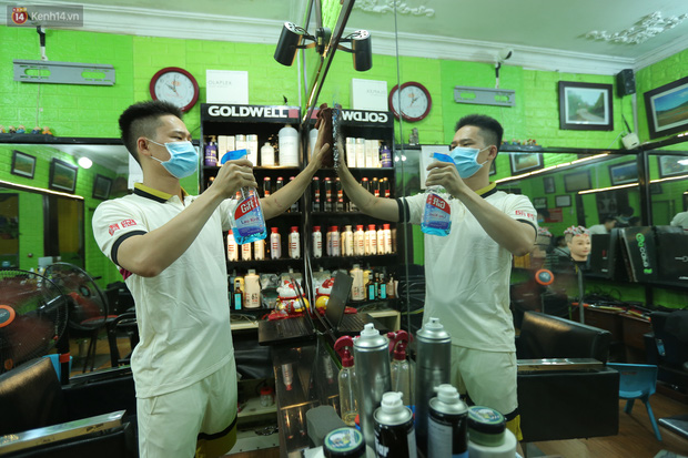 Chủ các hàng quán, tiệm tóc ở Hà Nội phấn khởi dọn dẹp xuyên đêm để chuẩn bị đón khách từ ngày 22/6 - Ảnh 3.