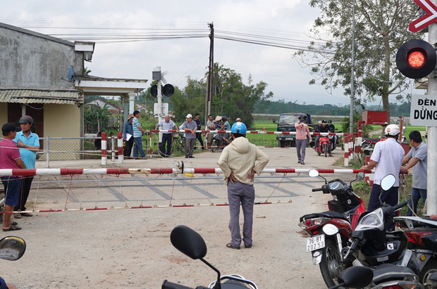 Vụ ôtô bị tàu hỏa tông khiến bé trai một tuổi tử vong: Hai nhân viên đường sắt bị khởi tố - Ảnh 1.