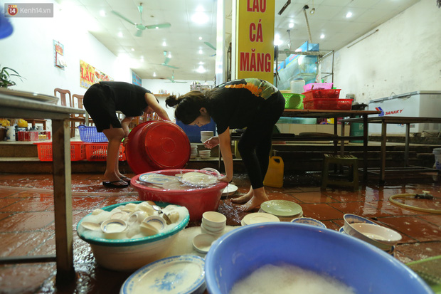 Chủ các hàng quán, tiệm tóc ở Hà Nội phấn khởi dọn dẹp xuyên đêm để chuẩn bị đón khách từ ngày 22/6 - Ảnh 5.