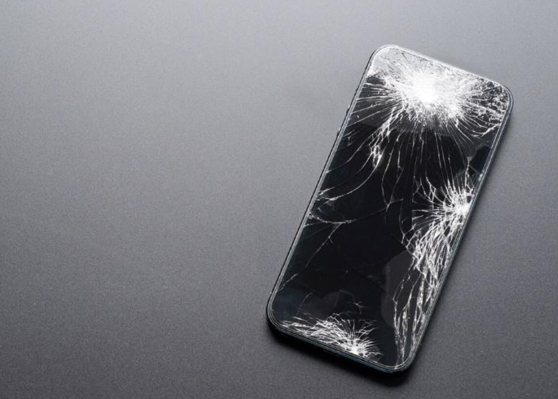 Phải làm gì khi màn hình điện thoại không may bị vỡ?