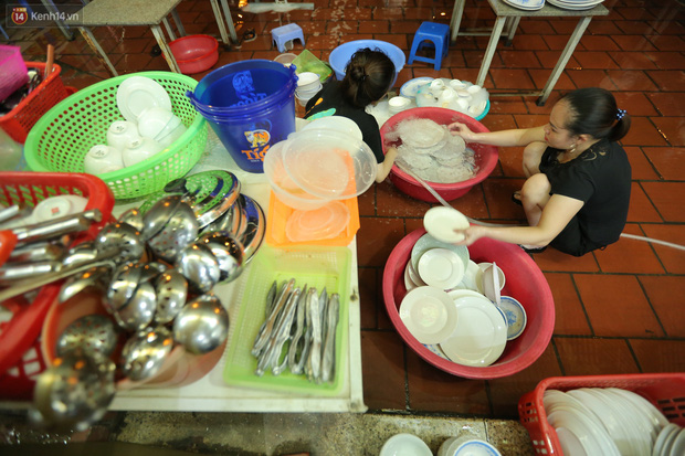 Chủ các hàng quán, tiệm tóc ở Hà Nội phấn khởi dọn dẹp xuyên đêm để chuẩn bị đón khách từ ngày 22/6 - Ảnh 6.
