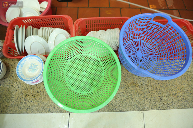 Chủ các hàng quán, tiệm tóc ở Hà Nội phấn khởi dọn dẹp xuyên đêm để chuẩn bị đón khách từ ngày 22/6 - Ảnh 7.