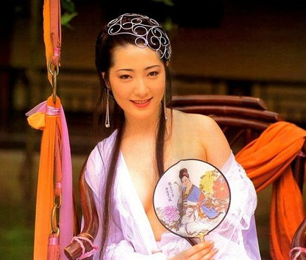 Mỹ nhân vòng 1 đẹp nhất châu Á hóa thành dâm phụ Phan Kim Liên đình đám, sau phải cắt ngực và cái kết bất ngờ bên chồng đại gia - Ảnh 4.