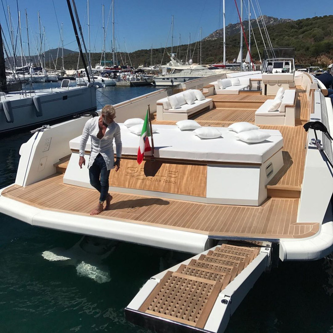 Tỷ ph&uacute; quyến rũ nhất h&agrave;nh tinh: U60 cơ bắp cuồn cuộn như trai trẻ, sống xa hoa b&ecirc;n mỹ nh&acirc;n bốc lửa k&eacute;m 27 tuổi - Ảnh 4.