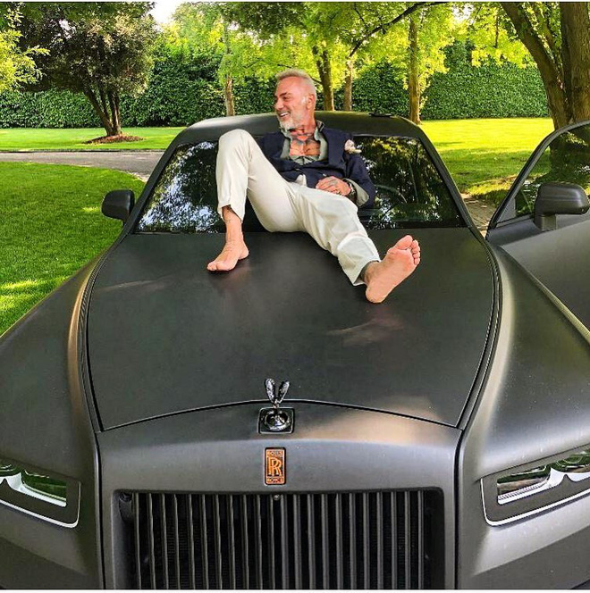 Tỷ ph&uacute; quyến rũ nhất h&agrave;nh tinh: U60 cơ bắp cuồn cuộn như trai trẻ, sống xa hoa b&ecirc;n mỹ nh&acirc;n bốc lửa k&eacute;m 27 tuổi - Ảnh 5.