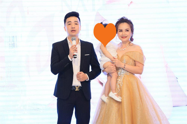 Bất ngờ profile người chồng đấm Cô Xuyến bật máu: CEO kiêm diễn giả, kém 3 tuổi và có con riêng trước khi lấy Hoàng Yến - Ảnh 6.