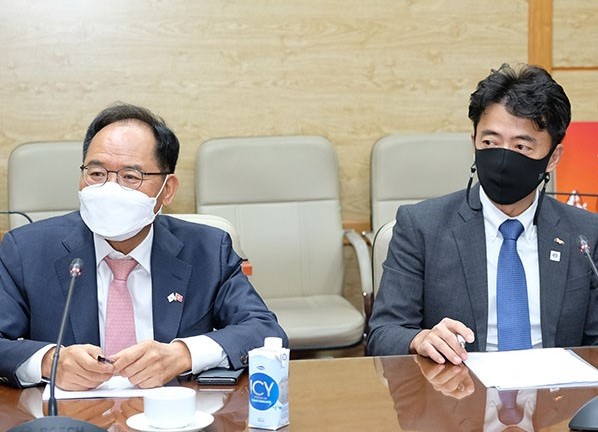 Bộ trưởng Bộ Y tế làm việc với Đại sứ và lãnh đạo 2 tập đoàn Hàn Quốc - Ảnh 3.