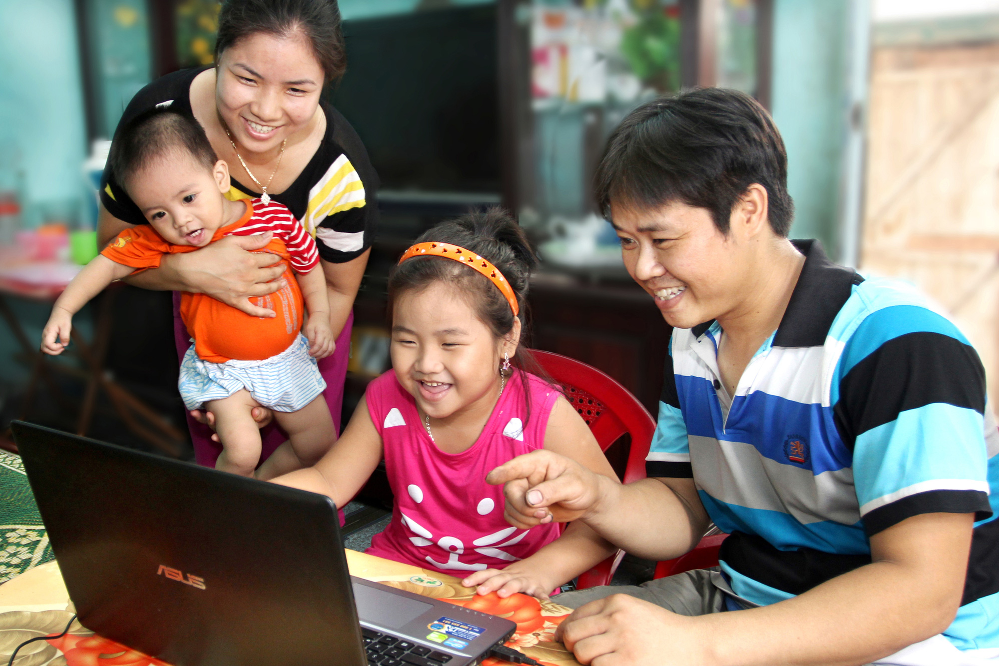 Gia đình Việt Nam là biểu tượng tình yêu và đoàn kết. Hình ảnh của gia đình Việt Nam sẽ đem lại cho bạn cảm xúc ấm áp và đầy cảm hứng trong cuộc sống. Hãy thưởng thức ảnh về gia đình Việt Nam để đón nhận tình yêu và sự đoàn kết.