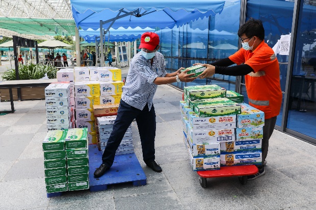 Vinamilk gửi tặng món quà sức khỏe đến những “chiến sĩ áo trắng” và người thân nhân ngày gia đình Việt Nam - Ảnh 4.