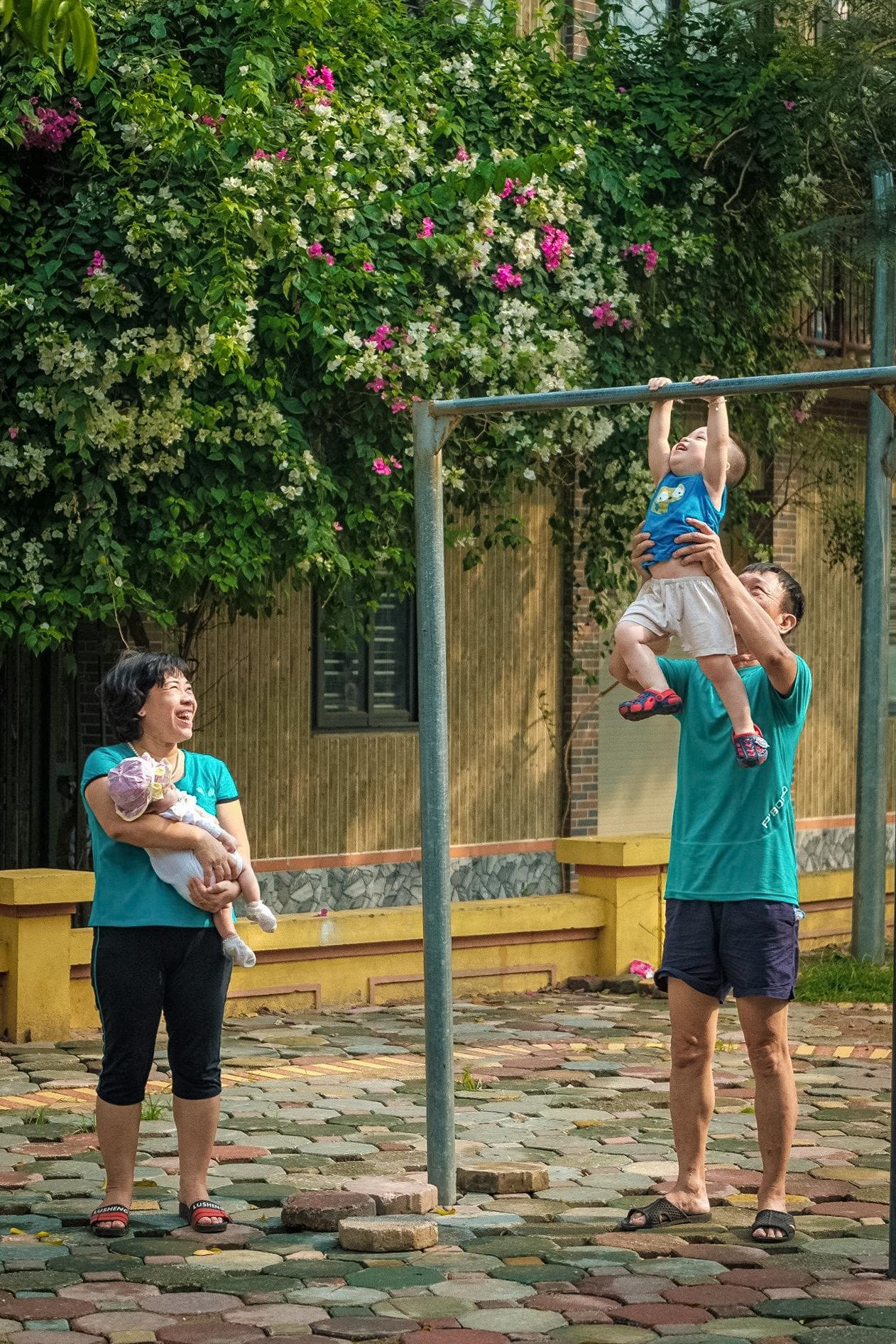 Khoảnh khắc yêu thương luôn là những giây phút đẹp nhất trong cuộc sống. Bức ảnh này sẽ giúp bạn nhớ đến những khoảnh khắc ấy và chuyển tải sự tình cảm đến với những người mà bạn yêu thương. Hãy để hình ảnh đọng lại trong trái tim bạn và truyền tải nó cho những người xung quanh.