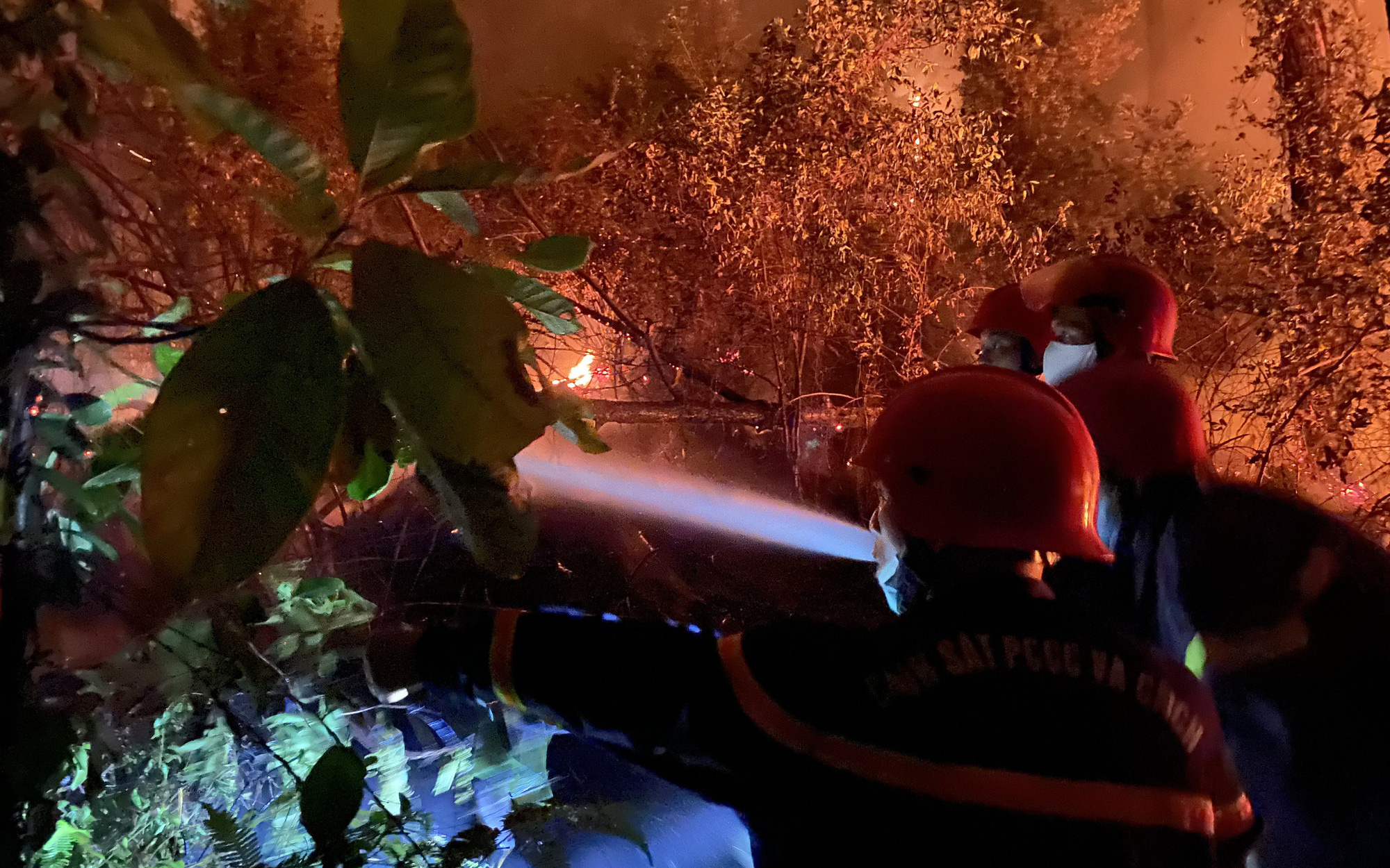 Hàng trăm cán bộ, chiến sĩ xuyên đêm chữa cháy rừng ở Thừa Thiên Huế