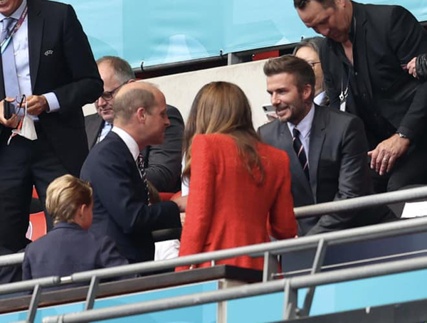 Dân mạng phát sốt trước hình ảnh vợ chồng Hoàng tử William, Công nương Kate hội ngộ cựu danh thủ David Beckham - Ảnh 8.