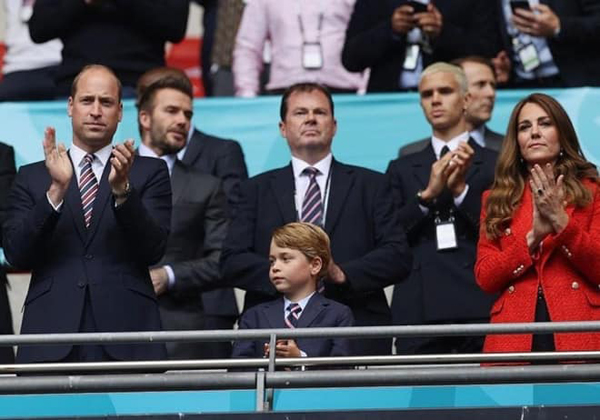 Dân mạng phát sốt trước hình ảnh vợ chồng Hoàng tử William, Công nương Kate hội ngộ cựu danh thủ David Beckham - Ảnh 2.