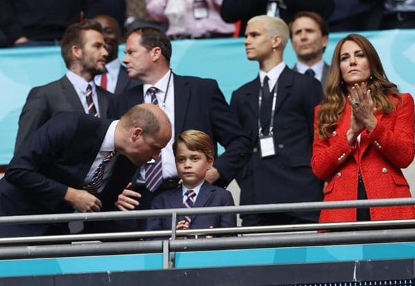 Dân mạng phát sốt trước hình ảnh vợ chồng Hoàng tử William, Công nương Kate hội ngộ cựu danh thủ David Beckham - Ảnh 3.