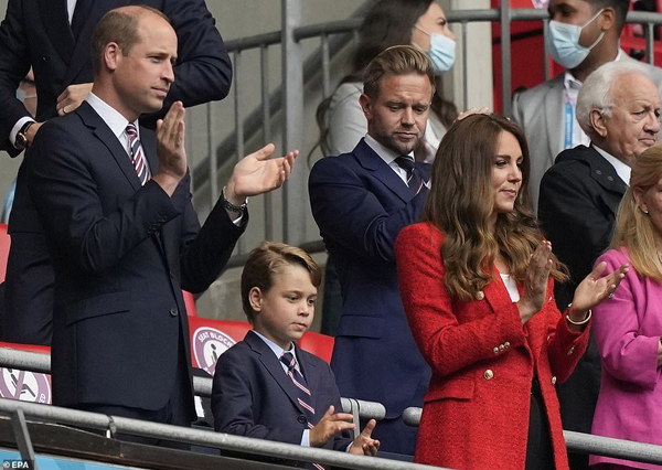 Dân mạng phát sốt trước hình ảnh vợ chồng Hoàng tử William, Công nương Kate hội ngộ cựu danh thủ David Beckham - Ảnh 4.