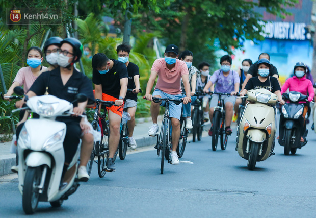  Người Hà Nội đổ xô đi thuê xe đạp, tiểu thương ung dung kiếm tiền triệu mỗi ngày - Ảnh 1.