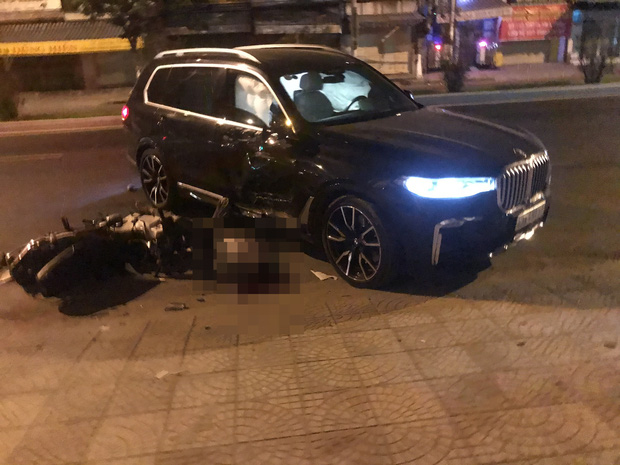 Ô tô BMW X7 đi lùi tông tử vong nam thanh niên chạy xe máy - Ảnh 1.
